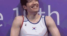 韩国体操选手尹真星微笑面对失误