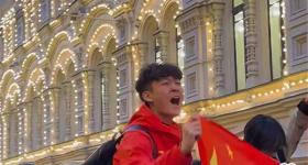 小伙在莫斯科红场高举国旗唱国歌