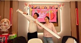 山西太原一对新人在海底捞办婚宴，新郎新娘亲自上场舞狮