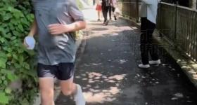 男神也难逃发福？62岁梁朝伟晨跑被偶遇，获赞没有偶像包袱