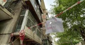 大风中西安一40年老楼两户阳台坠落:管线扯着灶台悬吊空中