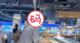 女子用公筷试吃超市咸菜后插回