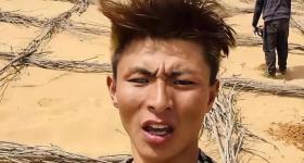 团队曝异瞳少年治沙为摆拍作秀：是打工挣钱，不是立人设