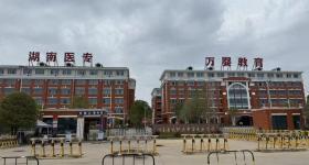 女生实习时晕倒摔断4颗牙齿治疗需8万多 学校回应