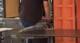 有人在砂锅粥店水池里洗脚？店家：不是店员，已经报警