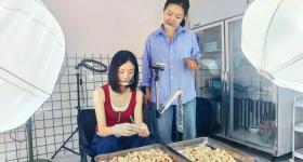女店主直播拔鸡毛引万人观看：让更多人能爱上鸡屁股这道美味
