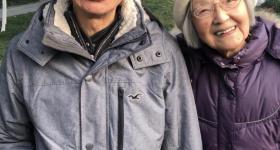 杭州77岁儿子每天陪101岁母亲散步