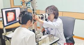 30岁孕妈右眼疼痛1个月，竟是飞虫“毫毛刺客”作祟