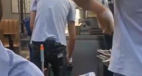 西安一烧烤店被曝将泔水桶内肉串捞出再烤，市监部门回应