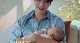 与父亲神似如“复制粘贴”，张檬首晒儿子正面照