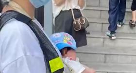 百色教育局通报家长抱婴儿站护学岗：已责成学校整改