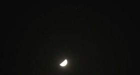 23日至24日凌晨残月连伴土星、金星上演“星月童话”
