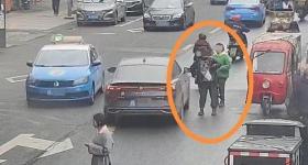 两女子轮流扮孕妇碰瓷被刑拘,专挑路口和小区附近低速车下手