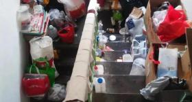 老人将废品堆满楼道邻居被迫搬走 网友：隔着屏幕不敢喘气