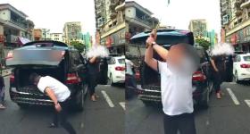 东莞一奔驰司机别停前车后用球杆狂砸挡风玻璃？当地警方回应