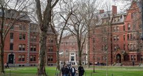 特朗普威胁停止向哈佛大学拨款 要求校方提供国际学生名单