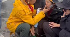央视主持人朱迅在景区救人 发现游客身体不适第一时间冲上去