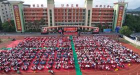 校长毕业典礼摆500桌宴席给学生送行 想让告别更有温度