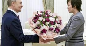 普京会见安倍晋三遗孀并送上鲜花 后者一度落泪