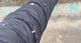 独库公路开通首日部分路段降雪，游客：领略十里不同天的奇观