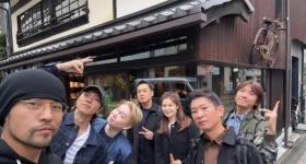 周杰伦晒化妆师“杜哥”骨折照片，呼吁歌迷朋友们别再紧追