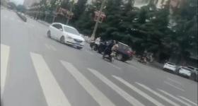 宝鸡一社区书记闹市飞车追撞女子，两路人遭殃送医，警方介入