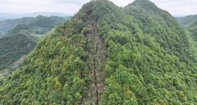 毕节一地疑山体开裂现出巨大裂痕，村民称在家听到山上响动