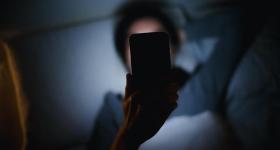 开“护眼模式”就能放心玩？这种习惯可能正毁掉你的眼睛
