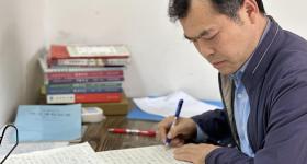 52岁大学生将毕业 一家四口都在上学