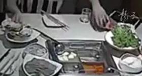 男子丢蟑螂敲诈海底捞，自己报警索赔十倍被刑拘！