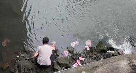 一河道惊现大量成沓钞票，一男子将其捡走，深圳警方介入调查