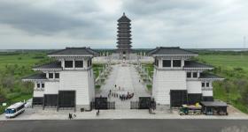 抚远——红莓映朝阳 界江听熊吟