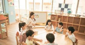 最新统计出炉：幼儿园一年关掉2万所，民办校少了1.5万所