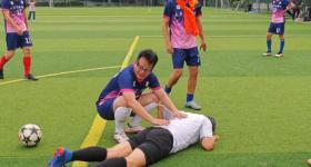 56岁白岩松踢球摔倒久久不起