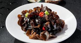 一盘凉拌木耳让她全身“换血”保命！这三类食物是中毒重灾区