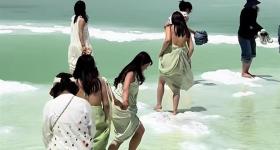 多名游客赤脚进察尔汗盐湖拍照，景区：非常重视，已加强巡逻