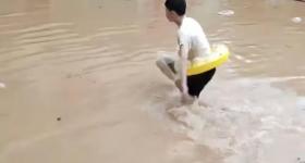 中考赶上暴雨 湖南一学生游泳赶考