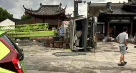 横店影视城一吊车被大风吹翻
