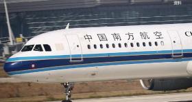知情人：南航一机长伤4人后跳楼身亡