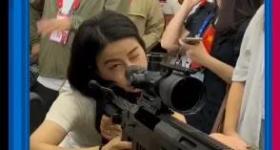 霍启刚夫妇参观山东舰，郭晶晶亲身体验枪械操作引围观