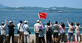 香港民众在海怡半岛海滨送别山东舰航母编队