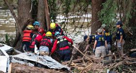 美国得克萨斯州洪灾已造成至少104人死亡