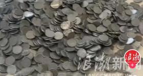 扛140斤硬币存银行遭拒，当事人：一千枚硬币仅入账10元