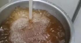 自来水黄得像酱油伴有浓浓异味 水务部门:经监测水质没问题