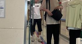 网友称偶遇韦东奕去北大口腔种牙，有两人陪同，医院回应