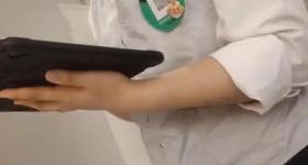 吃海底捞要给小费了？有店员戴“打赏码”服务，品牌方回应