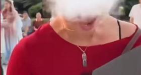 游客在洪崖洞遭拉拽拍照 重庆通报