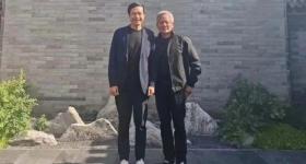 黄仁勋与雷军合影