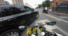 “越野车男子别停摩托车”事件调查：目前已被行政拘留