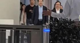 网友在小米超级工厂偶遇雷军